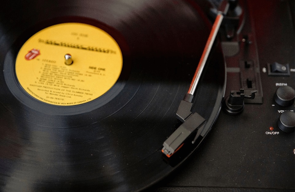 Comment bien nettoyer ses vinyles et tourne-disques ? / TAPAGEUR